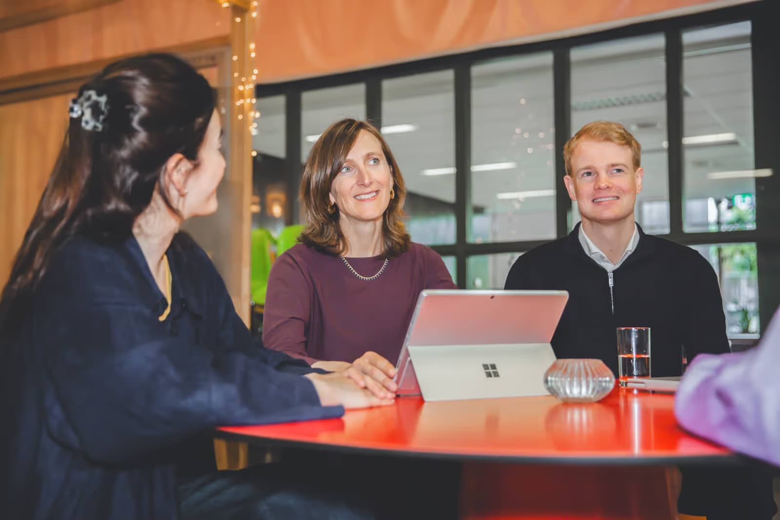 Team samenwerken aan tafel