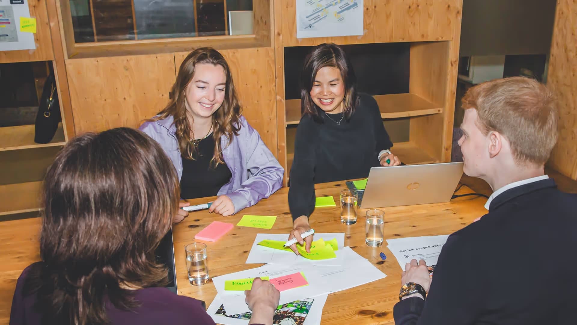 BuurtBoost brainstorm groep aan tafel