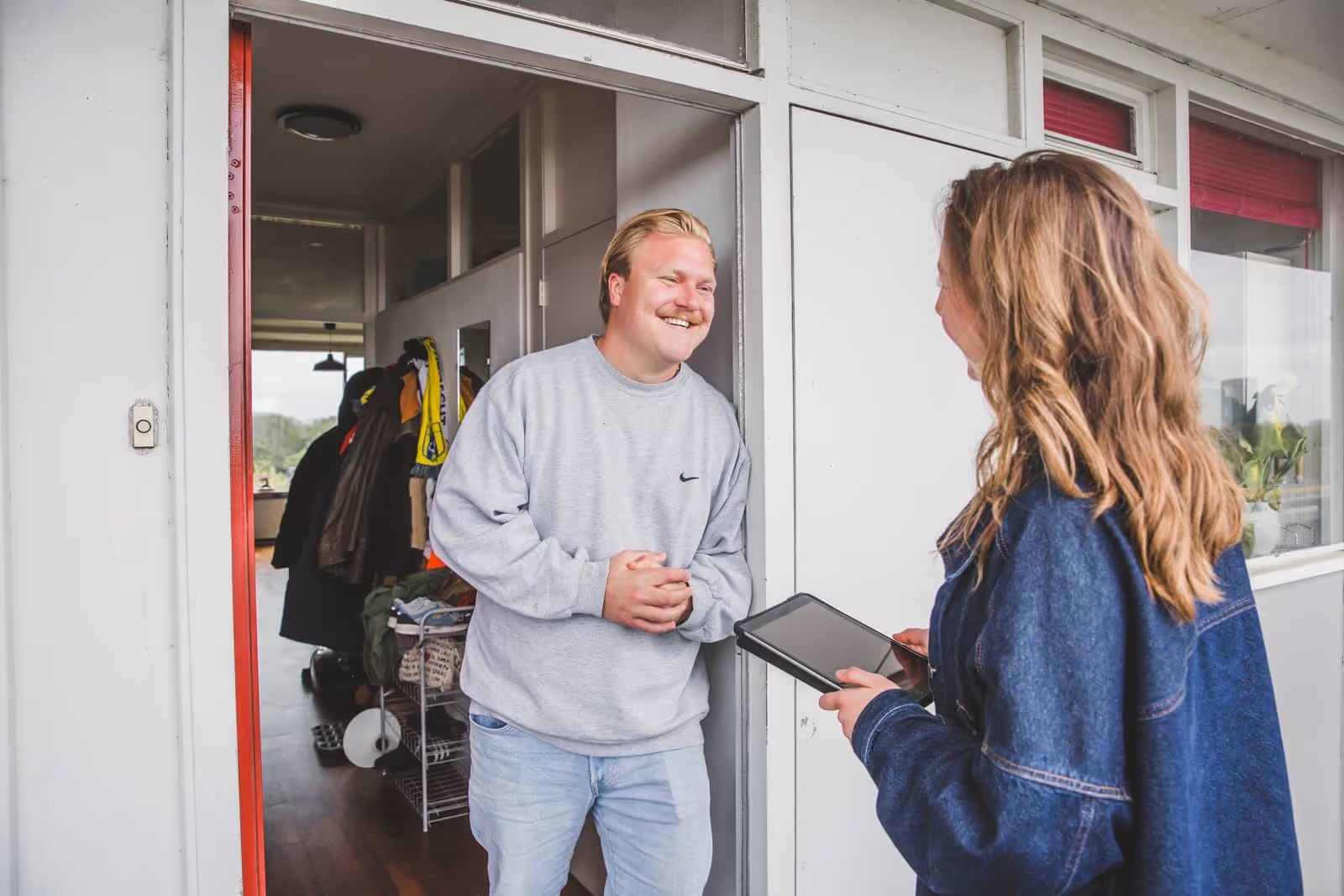 BuurtBoost-medewerker in gesprek met buurtbewoner