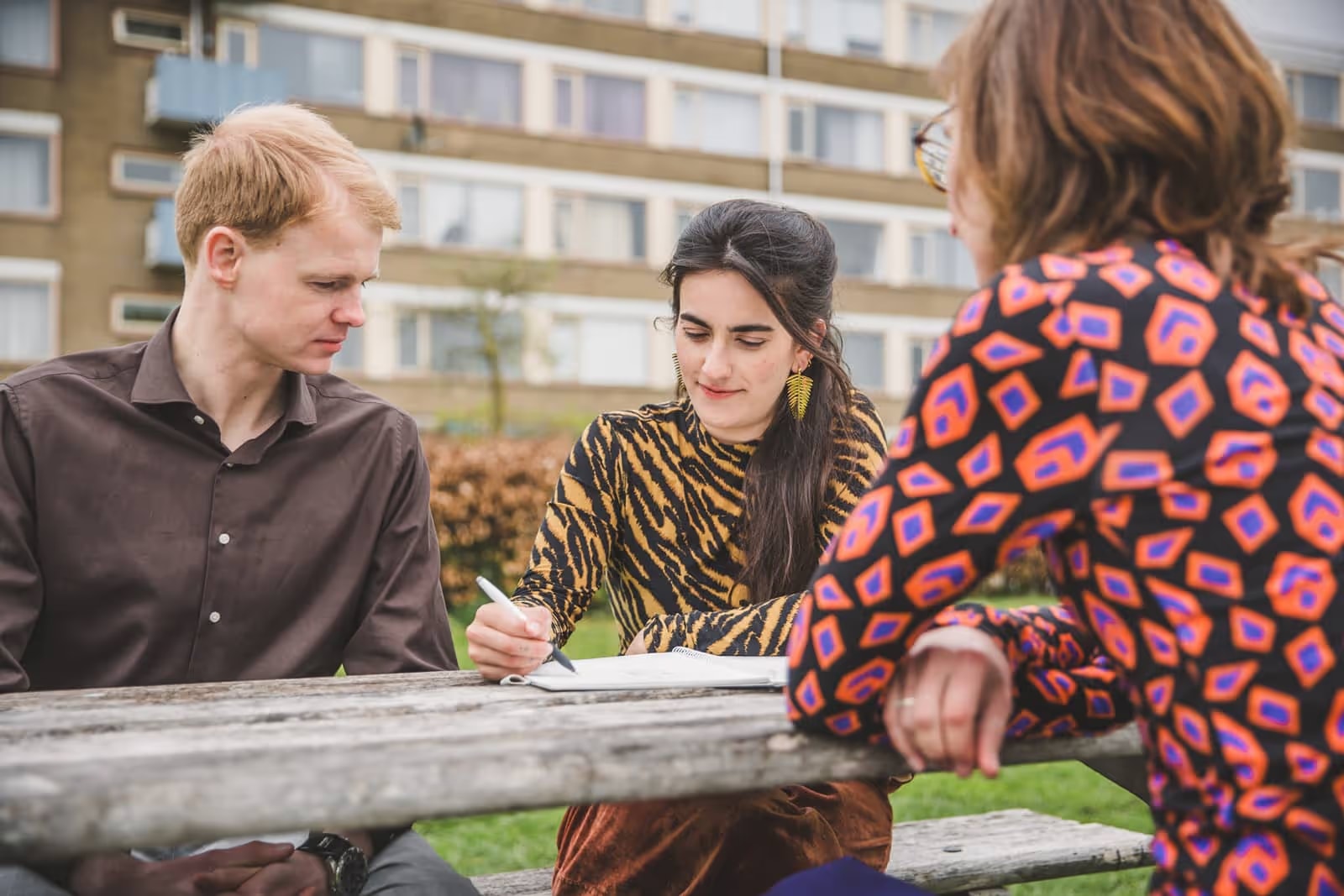 BuurtBoost-team aan het werk in een brainstormsessie over BuurtKoers