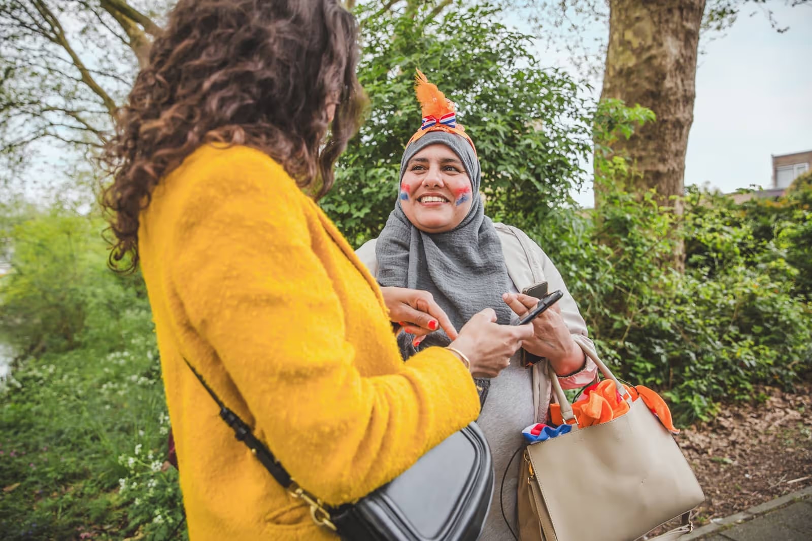 Foto buurtbewoner gesprek met BuurtBoost